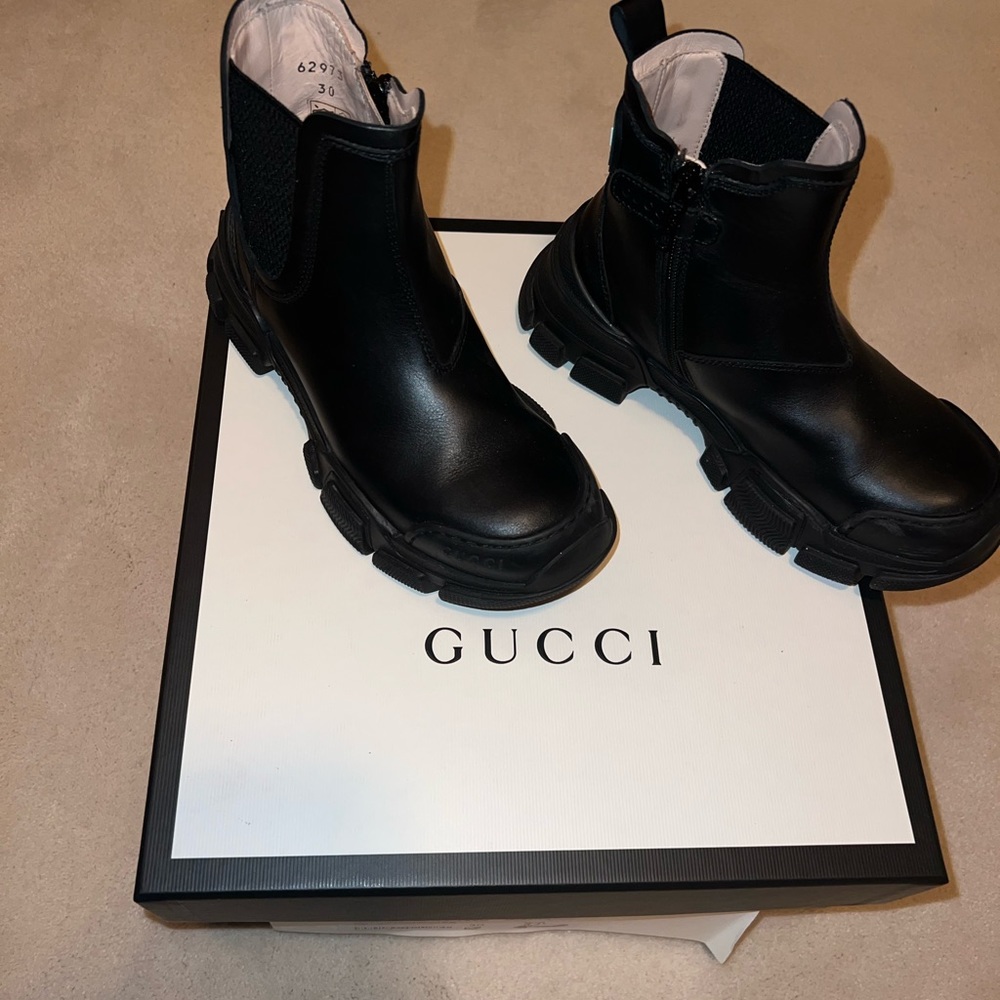 Gucci Kids Logo Detailed Chelsea Boots. Black leather.